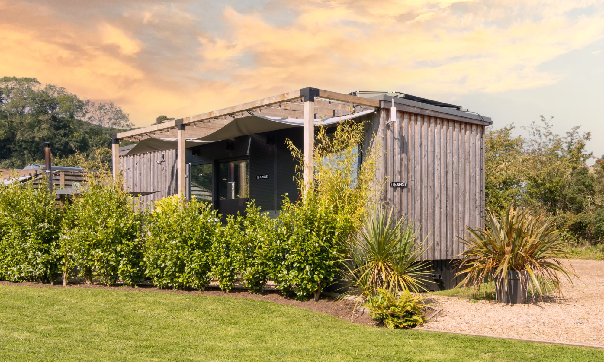 The Jungle - Lodge with Hot Tub near Glasgow